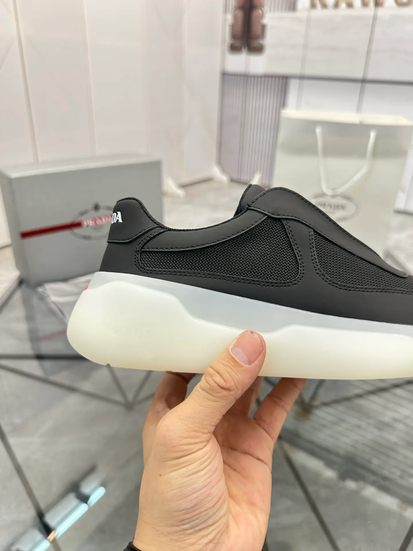 Men's shoes: 💰P660¥ High-end top quality Product trademark: Prada *"Prada*" low-top casual shoes Regular size: 38-45 (can be customized to 46) Product materials: Upper imported silk cowhide spliced ​​with original fabric, breathable lining, original outsole. No.: 001